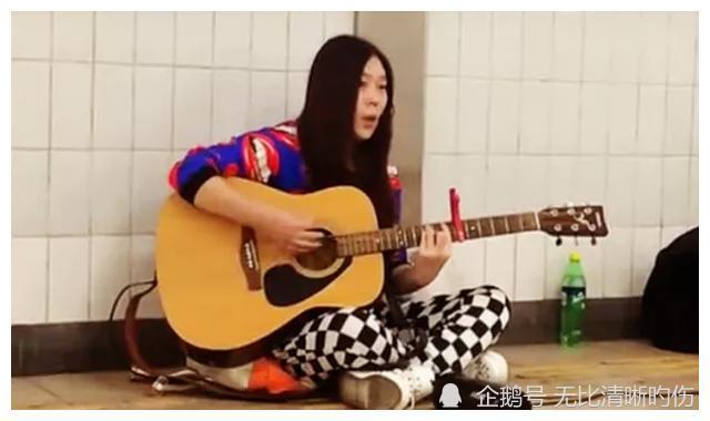 人们又再次注意到这位在西单流浪唱歌的励志女孩,开始对她刮目相看.