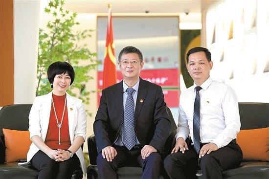 合景泰富集团党总支委员,合景悠活集团执行董事,首席财务官杨静波(左)