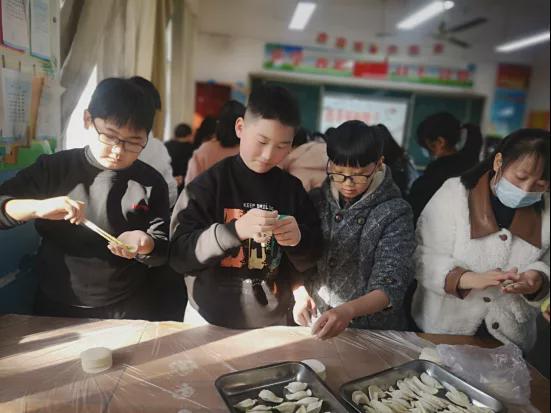 浉河区大拱桥学校冬至包饺子活动报道