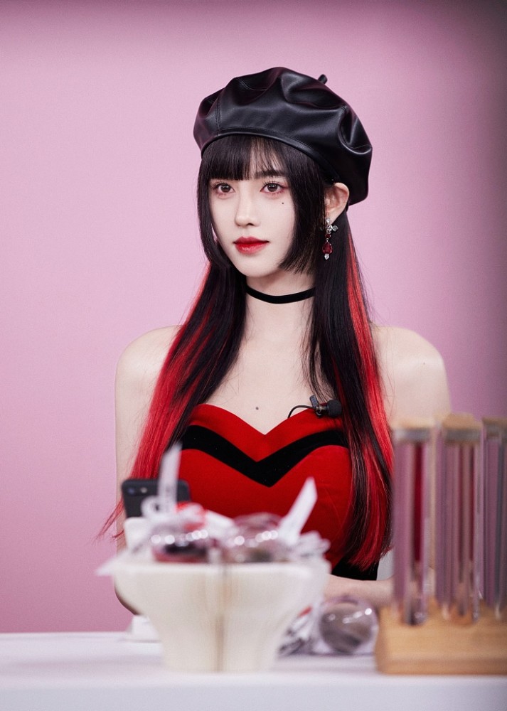 鞠婧祎圣诞主题写真画面唯美一身红黑造型搭配经典尽显好身材