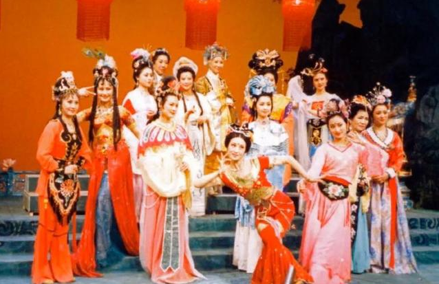 1987年齐天乐春晚有多牛?杨洁率众神仙拜年,牛魔王猪八戒演相声