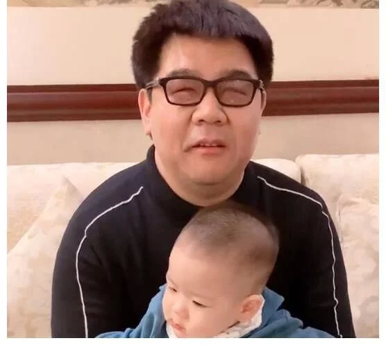 盲人歌手杨光官宣结婚生子!孩子都快两周岁了,老婆相当漂亮