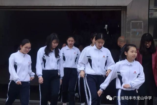 白为主色,以黄色点缀廉江市实验学校阳江市第一中学两阳中学清远市