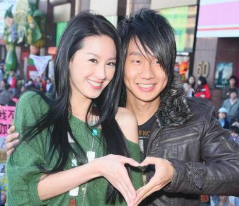 "2011年,林俊杰自曝正牌女友是拥有傲人身材的是嫩模陈立冷lilian.