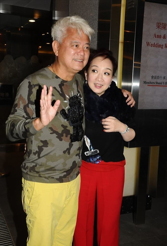 陈百祥黄杏秀结婚42年还这么恩爱,穿休闲装舒适大方,似普通夫妻