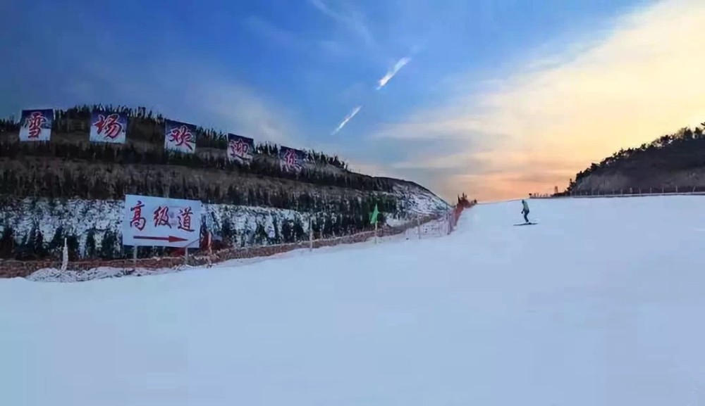 地址:雪野旅游区环湖西路(c路口)航空体育公园内九顶塔滑雪场九顶塔