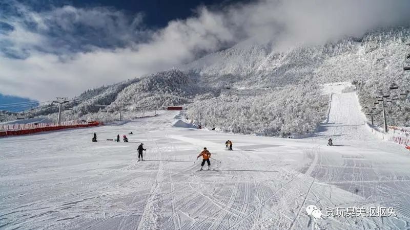 峨眉山风景区雷洞坪滑雪场,地处5a级旅游景区中的天然滑雪场,整个滑雪
