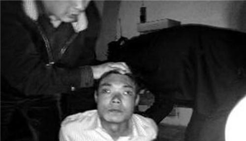丈夫万千明在担忧之下找上王家,却发现王家的大门被人从外面锁住,他