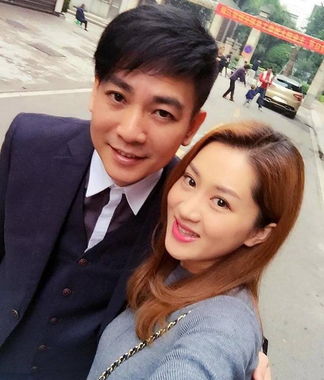 阿祖年轻的时候花花公子一个,女朋友不知道换了多少个,反而是离婚之后