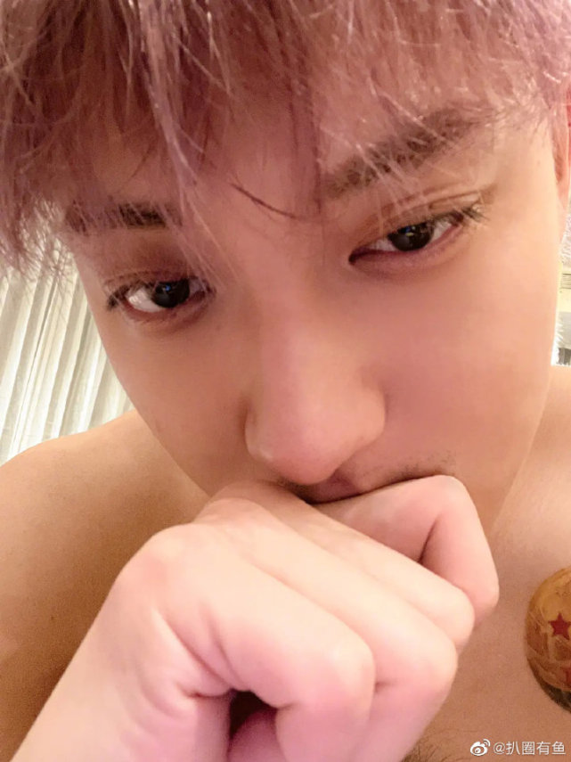 这并不是黄子韬尺度最大的照片,9月份,黄子韬曾晒出一组秀腹肌的照片