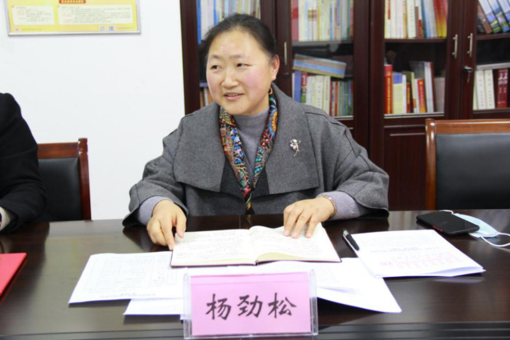 会上,杨劲松为省巾帼建功标兵荣誉获得者付华颁发证书.