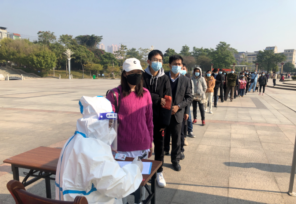 疫情防控群众积极到明江公园核酸检测采集点做核酸检测