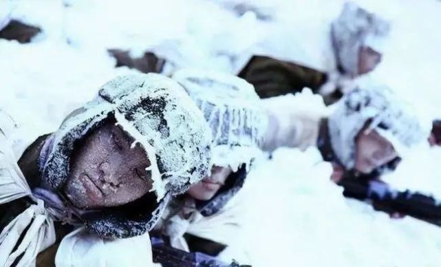 雪地中有连队全员冻死在阵地上担任阻击美军任务的志愿军在长津湖战役