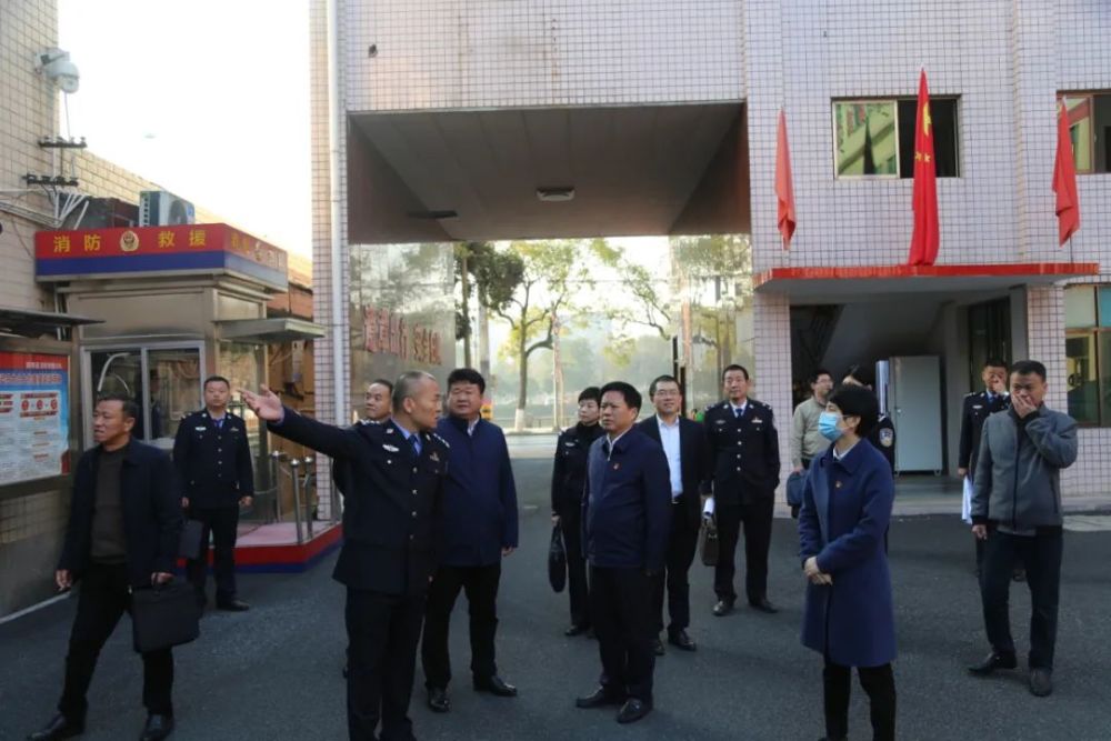 贺辉同志在益阳市公安局资阳分局机关院落实地查看建设规划贺辉一行