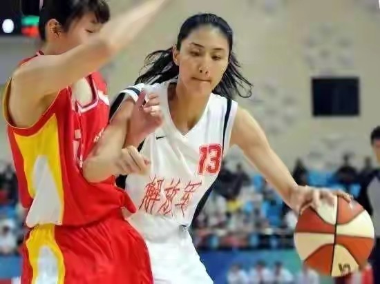 8,八一女篮陈丽莎,出生于1982年,身高195cm,司职中锋,效力于八一南昌