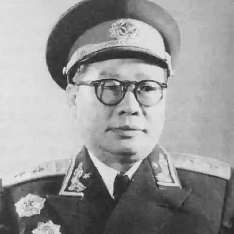 1955年,钟赤兵被授予中将军衔,是新中国最重要的开国元老之一.