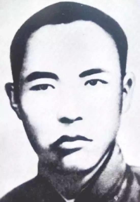 李曼村是山东章丘人,1917年出生,山东省立第一乡村师范学校毕业,1938