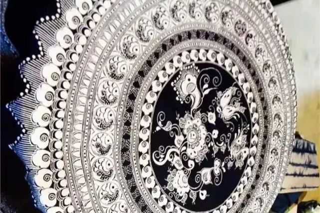 铜鼓花纹 蜡染作品中国历史上许多古乐器随着时代的变迁而消逝,但布依
