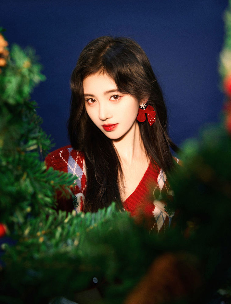 鞠婧祎圣诞主题写真新年氛围渐染红色毛衣金色挂饰搭配经典浪漫