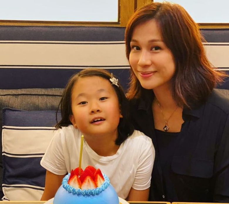 文颂娴一家三口吃自助餐过圣诞富商老公高大帅气女儿太像爸爸