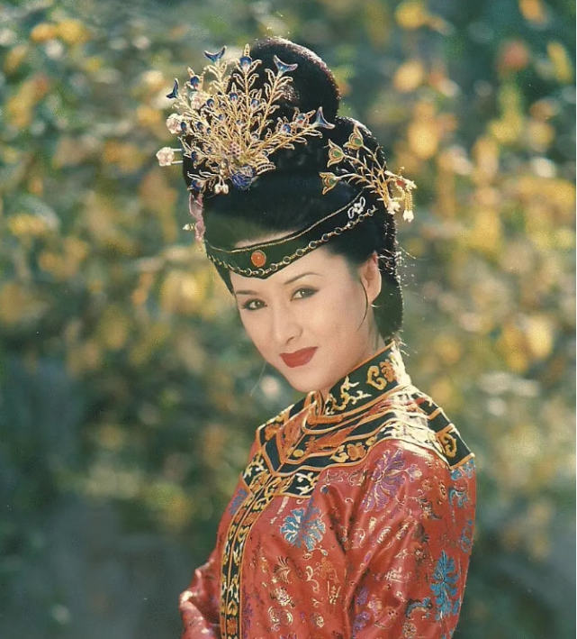 董鄂妃的真实身份一直是争议焦点,但在《康熙王朝》里这个角色只是