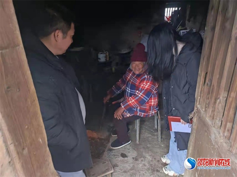 邵阳县黄荆乡开展敲门行动应对低温雨雪冰冻天气