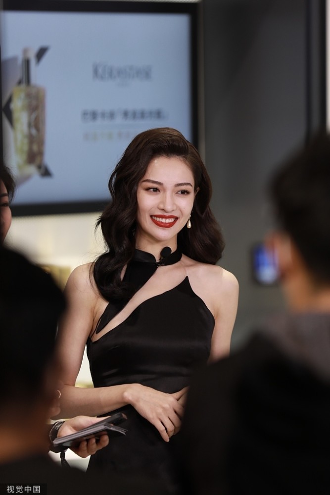 钟楚曦亮相巴黎卡诗开幕现场卷发红唇尽显女神气质