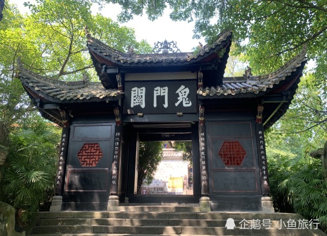 鬼城完全按照中国传统神话中对地狱的描述来建造的,有鬼门关,望乡台