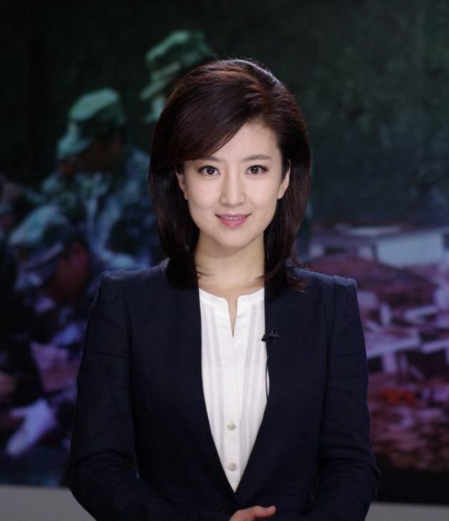 央视新晋主持人崔爽百变造型洒脱脱俗