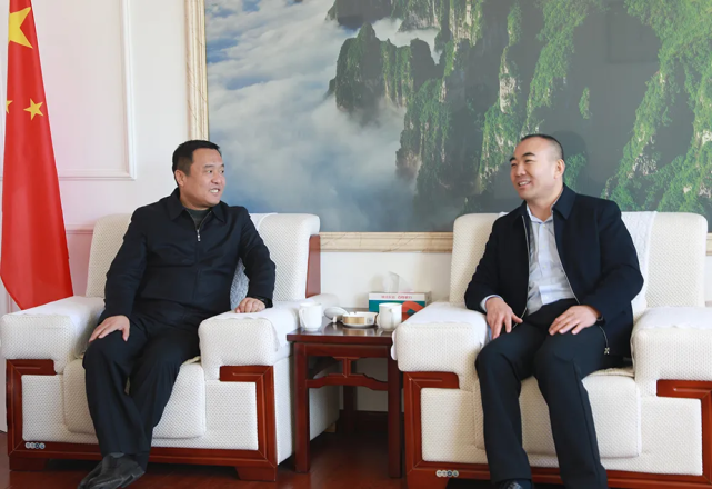 调研期间,李向阳书记同陵川县政府党组成员,副县长,公安局局长贾毅兵