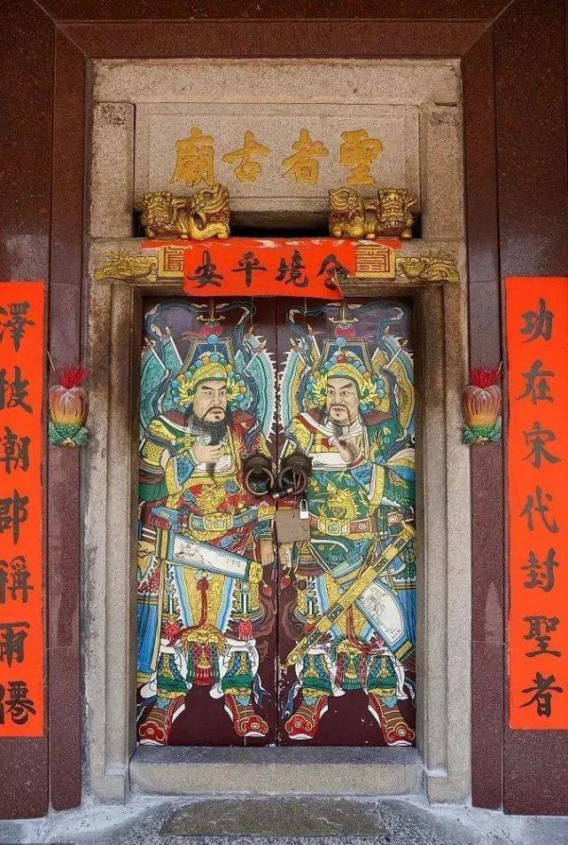 造型方面,寺庙和祠堂的潮汕门神造型各有不同之处.