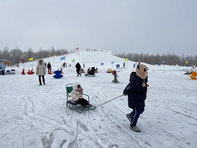 亚心花海主题乐园内游客们正在体验冰雪项目此外,为丰富十二师第一届