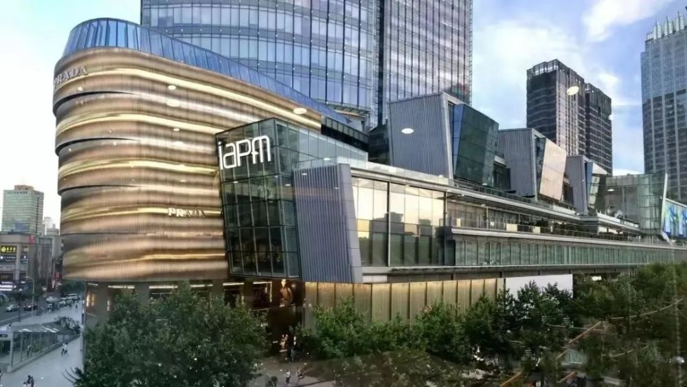 对市场敏锐的洞察力与对高端人居生活的不断求索,让新鸿基地产在下行