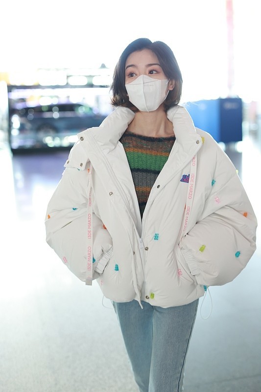 毛晓彤也在认真过冬白色棉服配毛衣这才是冬日的正确打开方式