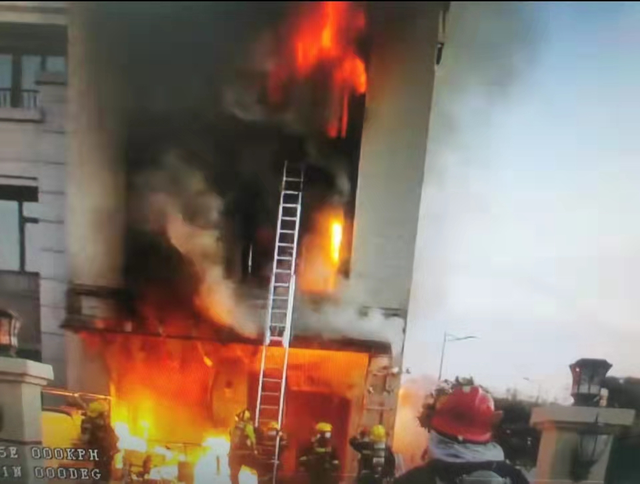 梦见别人家半夜房子着火，梦境背后的深层含义与解析