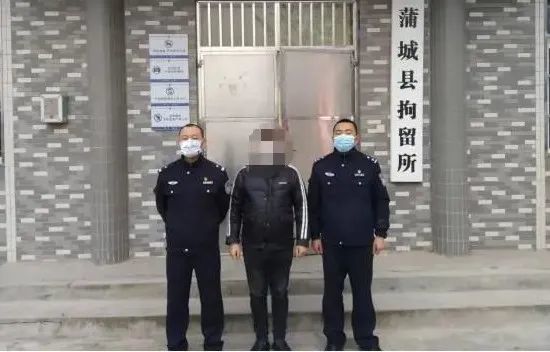 防控检查点驾车闯卡被蒲城县公安局执勤民警当场拦截后移送党睦派出所