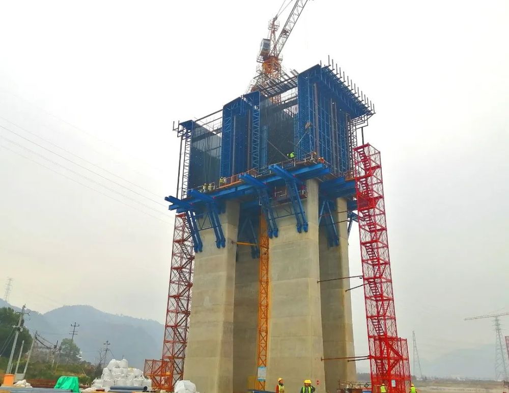 临海余温公路项目灵江特大桥主桥0号块首次顺利浇筑