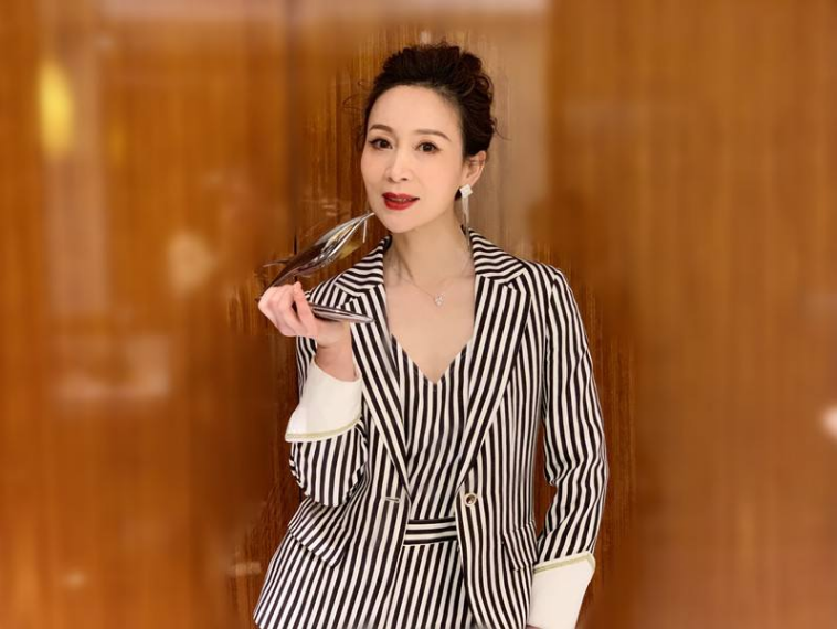 于是剧组去了河大大学挑选临时的演员,在这种情形下,形象出众的钱洁被