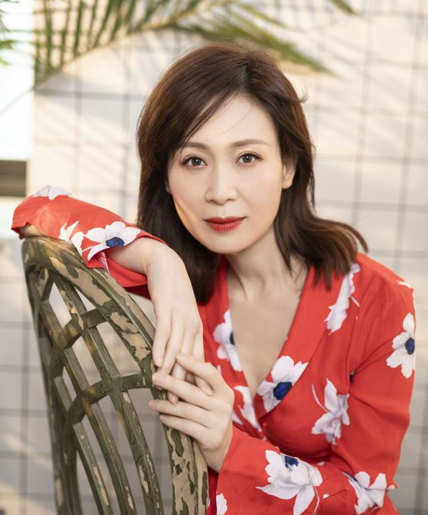 刚进入影视行业,举步维艰,钱洁就开始做起了幕后配音演员,比如在1998