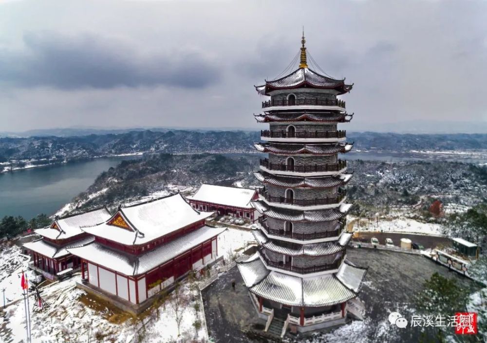 锦岩塔雪照省道被大雪封盖傻姑 摄影气温骤降,道路存在结冰情况,辰溪