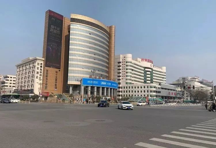 五路口十字的解放路五路口十字,临近火车站的商贸中心地带,平时算是