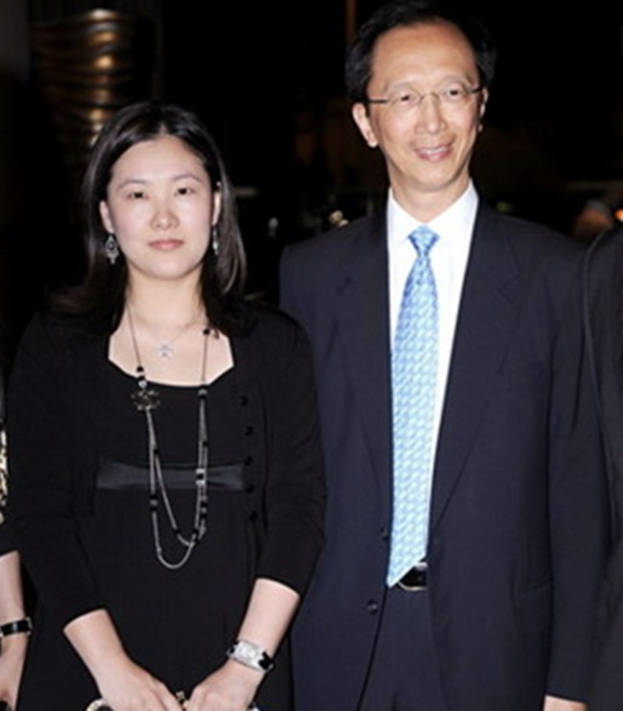 这个梁锦松,在遇见伏明霞之前,曾经和香港著名演员陈慧珊结婚过,后来