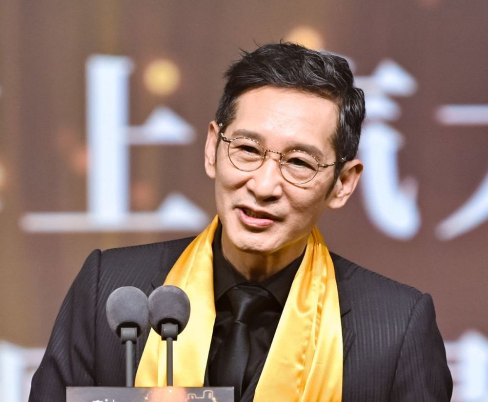 任嘉伦再得大奖与唐国强王劲松同框华鼎奖惹争议被指责霸屏