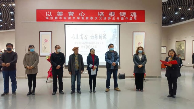 走进展厅,一幅幅生动精美的书画作品,展现着实验中学的美育成果.