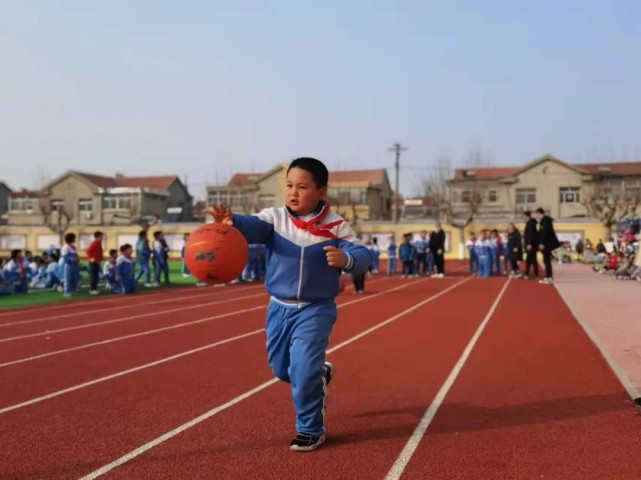 莱西市月湖小学趣味运动会为"创城"融入快乐元素