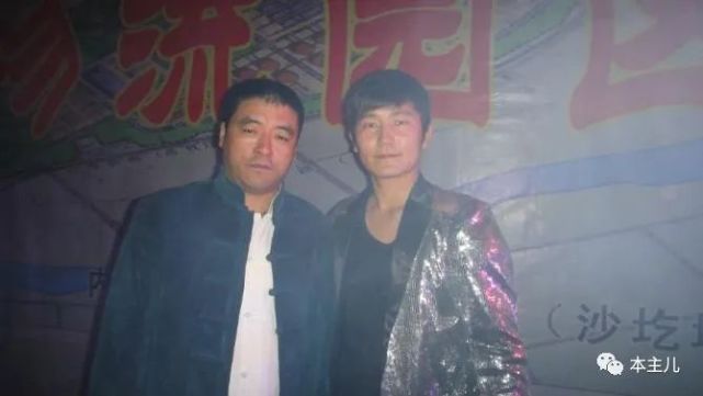 而在当年的春晚上,魏三确实同李咏,孙小宝表演了小品《明日之星》.