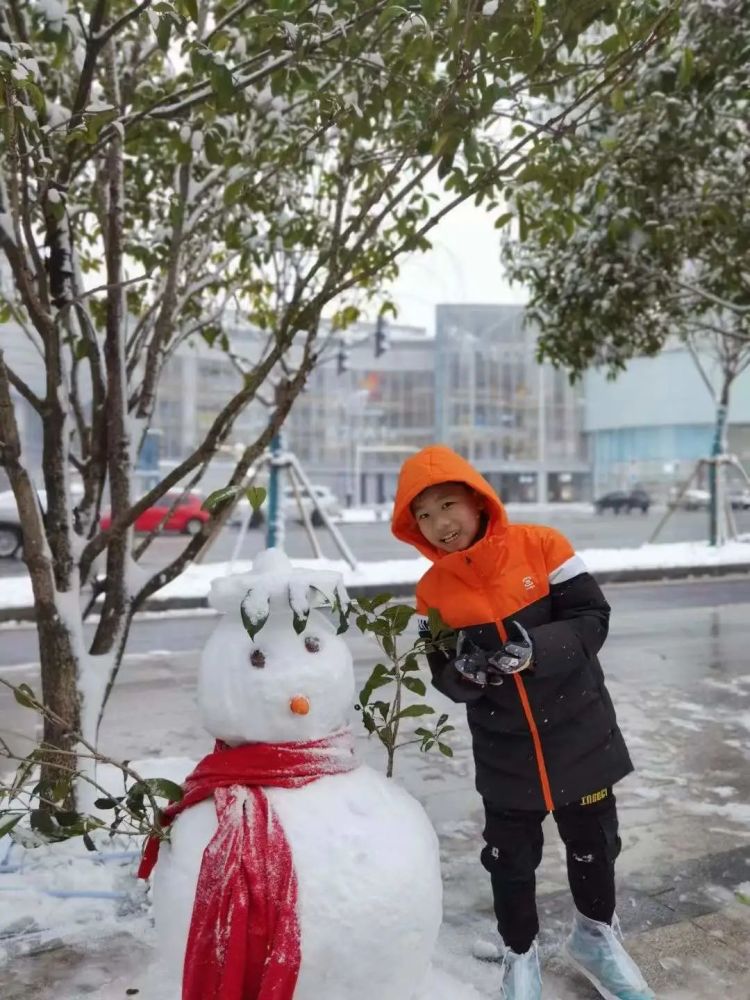 瑞雪兆丰年一场雪让我们欢呼着庆祝冬天的来到堆的不只是雪人还是我们