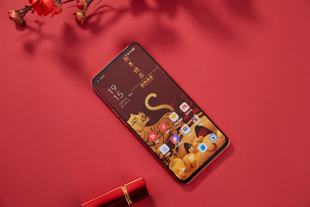 作为新一代的视频手机,oppo reno7红丝绒新年版在前置镜头上也有十足