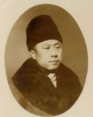 姓爱新觉罗氏,是清太祖努尔哈赤亲兄弟穆尔哈齐的后裔.
