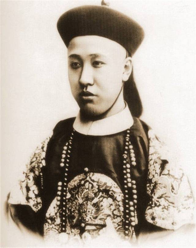姓爱新觉罗氏,是清太祖努尔哈赤亲兄弟穆尔哈齐的后裔.